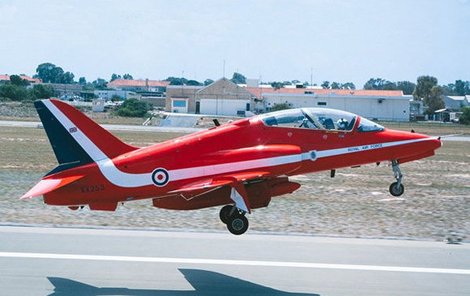 Letka Red Arrows je pýchou RAF, včera ale ztratila jeden svůj stroj.