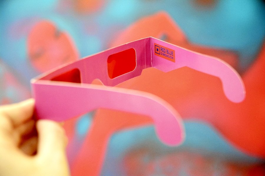 Red Blue Dimension nasadila lidem růžové brýle, aby viděli realitu.