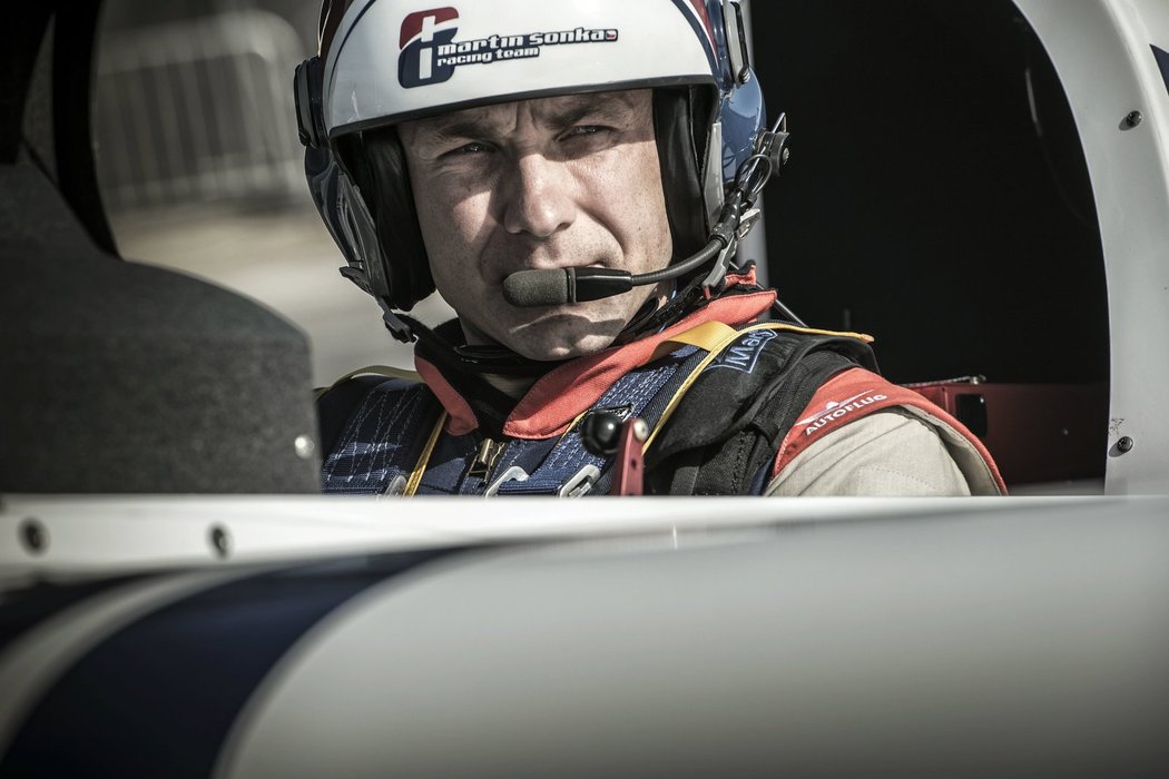 Pilot Martin Šonka bude opět hájit v obnoveném seriálu Red Bull Air Race české barvy