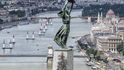 Těsně nad hladinou Dunaje. Piloti v tomto závodu podlétávají slavný budapešťský most. Těsně nad hladinou Dunaje. Piloti v tomto závodu podlétávají slavný budapešťský most.