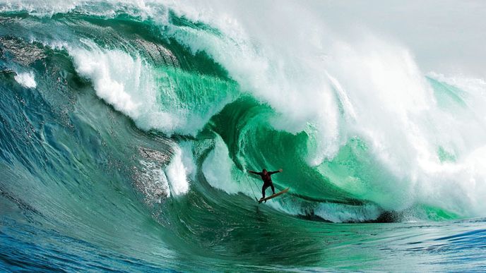 STUART GIBBON, AUSTRÁLIE - Jak udělat nejlepší surfařskou fotku? Jednoduše se vrhněte na to nejkritičtější místo a pak se snažte ve zdraví zmizet. Obvykle to ale nekončí moc dobře. Na to, abych fotil z vody, jak to obvykle dělám, byla ta vlna na mě moc velká. Takže musím poděkovat Ryanovi (na snímku) za jeho kuráž.