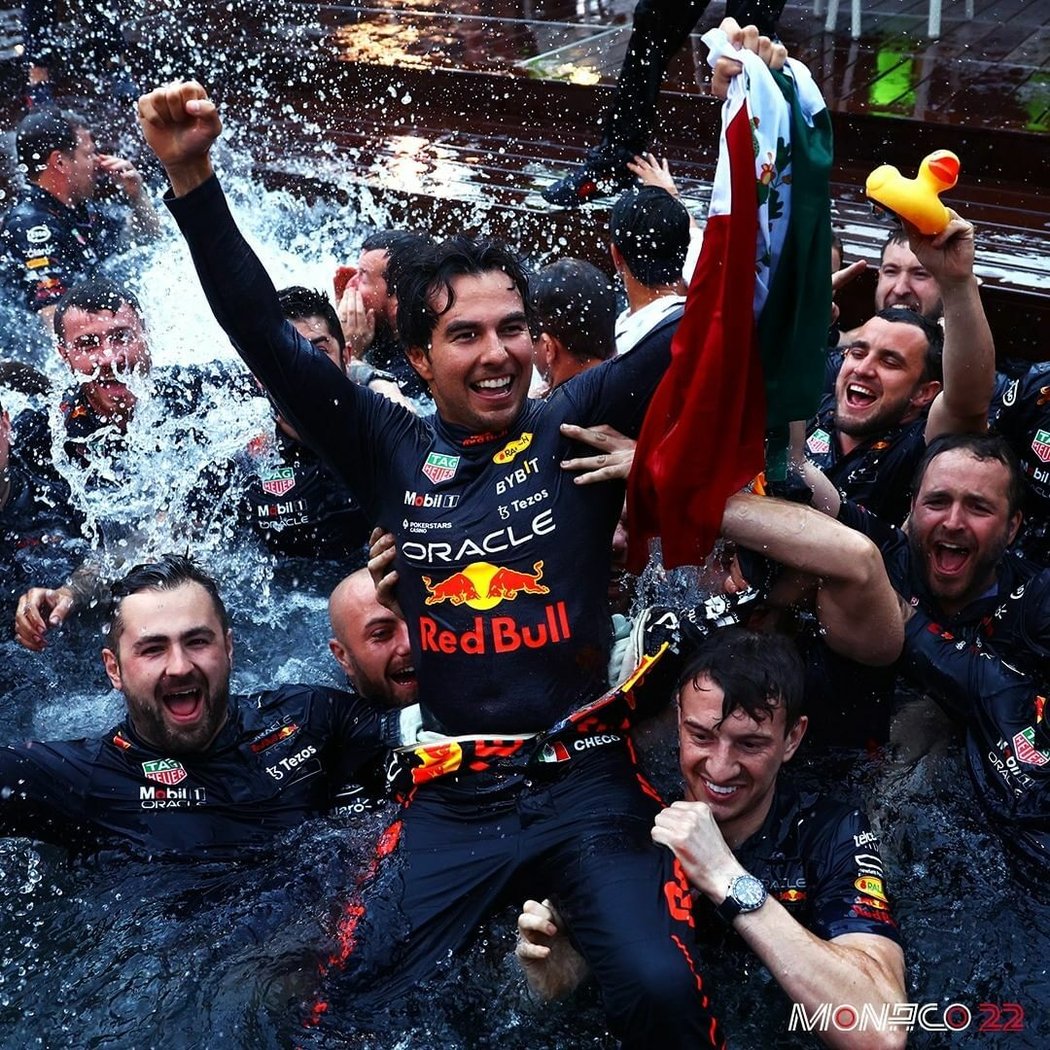 Red Bull se v Monaku radoval z triumfu. Sergio Pérez získal první místo, Max Verstappen třetí.