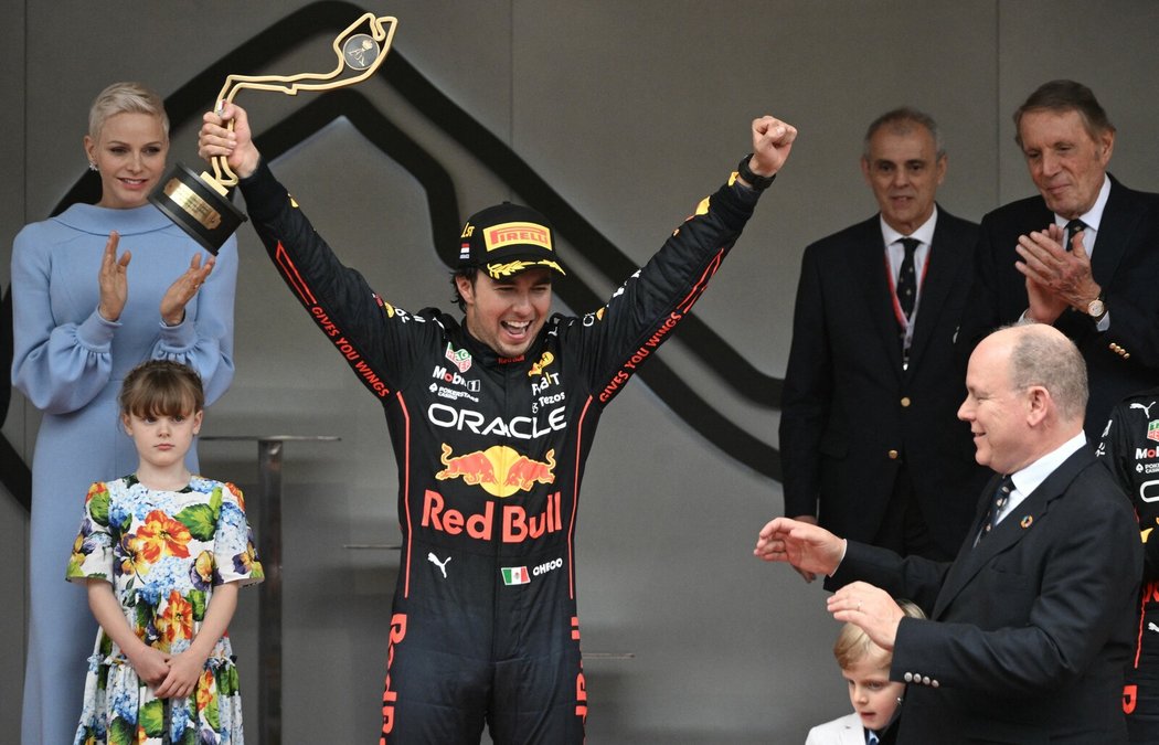 Red Bull se v Monaku radoval z triumfu. Sergio Pérez získal první místo, Max Verstappen třetí.