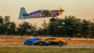 Rimac pomohl kaskadérům přistát s letadlem na jedoucím vlaku. Hypersport přitom jel pozadu Rimac pomohl kaskadérům přistát s letadlem na jedoucím vlaku. Hypersport přitom jel pozadu