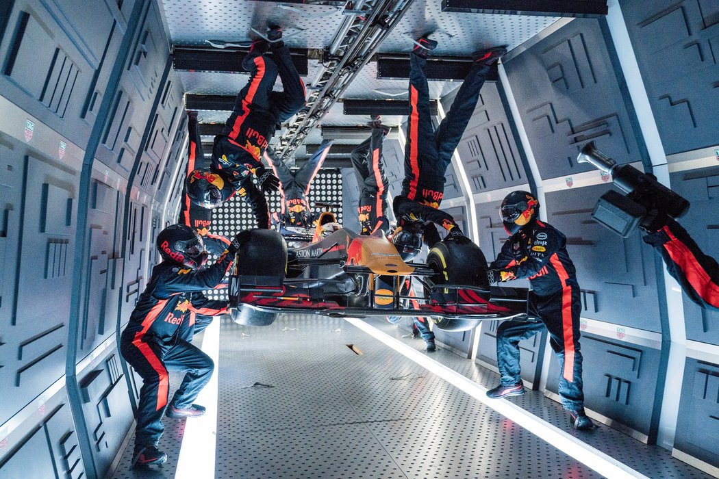 Mechanici týmu formule 1 Aston Martin Red Bull Racing dokázali vyměnit pneumatiky závodnímu monopostu ve stavu beztíže