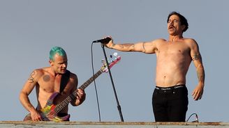 Red Hot Chili Peppers paří na střeše v Los Angeles. A mají knír