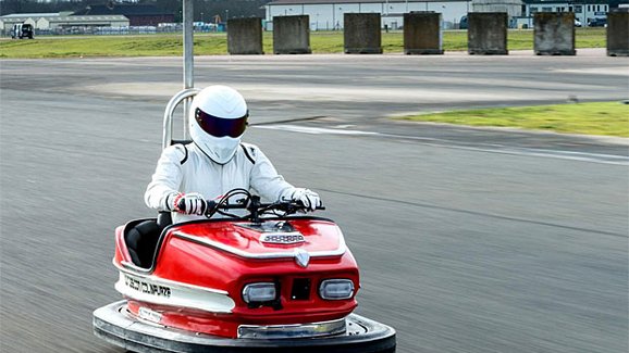Tohle nejrychlejší pouťové autíčko na světě vyzkoušel sám Stig. Jak jel rychle?