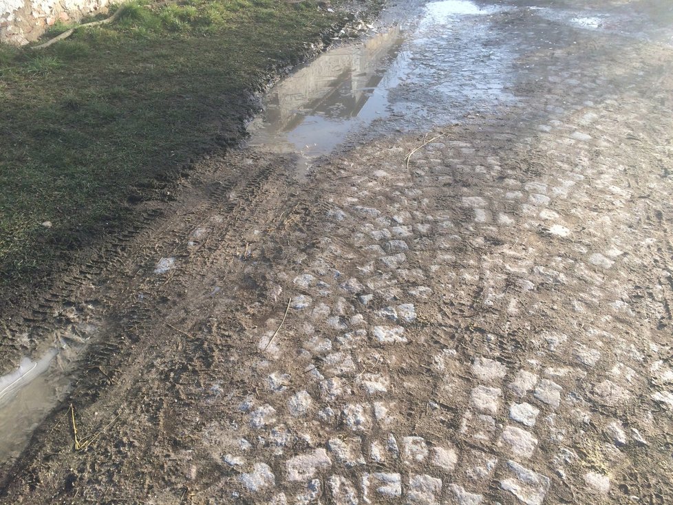 Stará silnice je rozbahněná  a rozmočená i kvůli tomu, že po ní jezdí traktory.