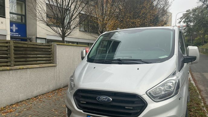 Policejní dodávka před sídlem Ředitelství silnic a dálnic. Policejní dodávka před sídlem Ředitelství silnic a dálnic.