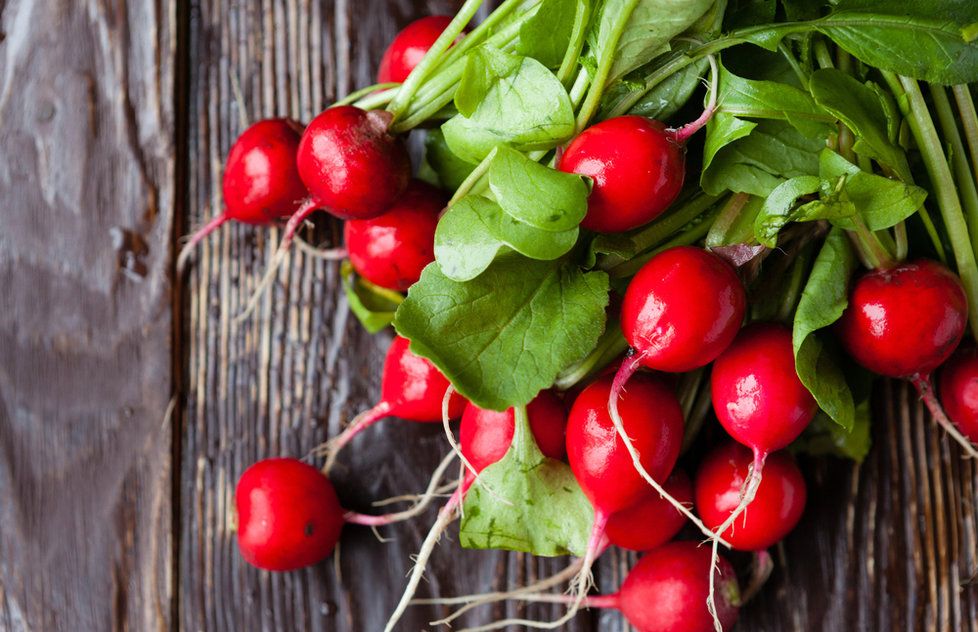 Tato zářivá zelenina je plná draslíku, kyseliny listové a antioxidantů, které pomáhají lepšímu trávení. Nezapomeňte ale ani na lístky, určitě je nevyhazujte, obsahují totiž spousty vitaminu C a vápníku. No a jeden šálek ředkviček má jen 80 kJ.