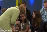 Imigrantka, kterou utěšovala Merkel, šokuje: Kéž by Izrael zmizel z mapy