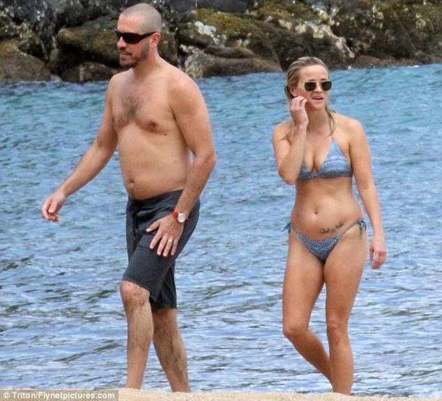 Reese s manželem Jimem na pláži