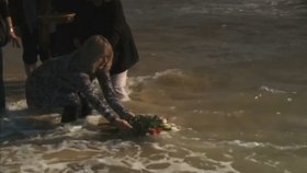 Po moři ji poslali květiny
