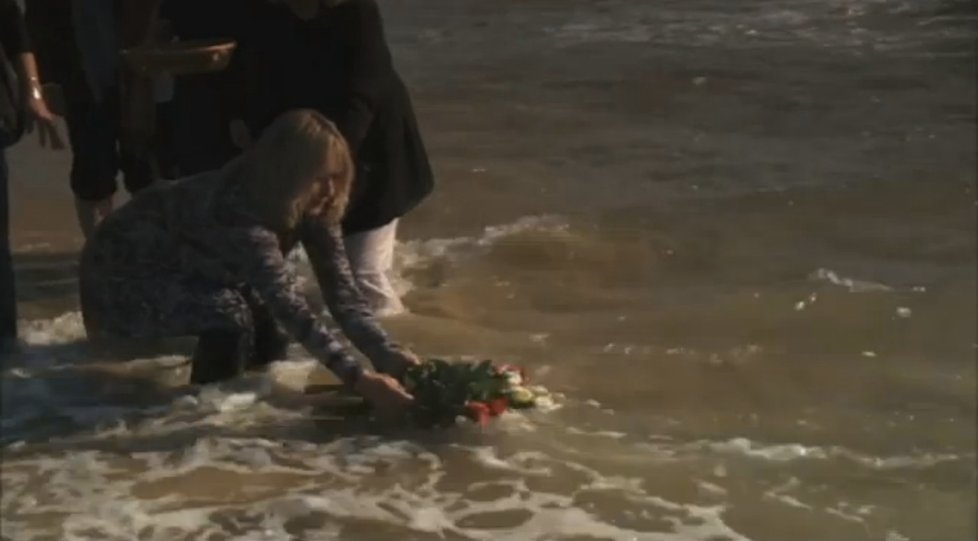 Po moři ji poslali květiny