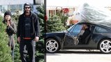 Hvězda Matrixu Keanu Reeves baví internet: Vánoční strom odvezl na střeše porsche! 