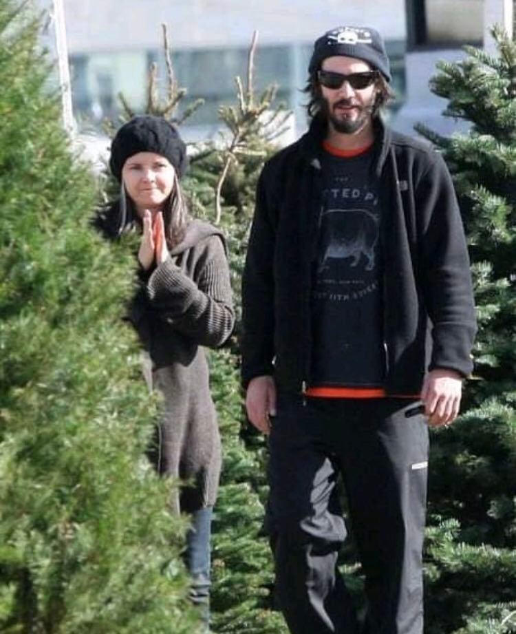 Keanu Reeves si veze stromeček.