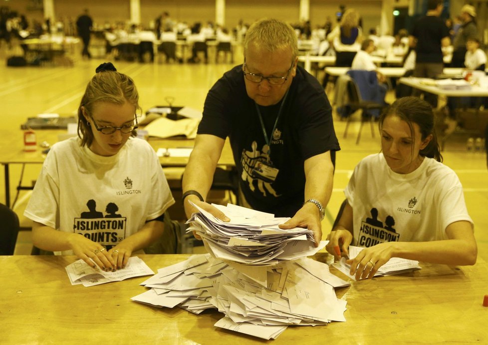 Po uzavření volebních místností se začaly v Británii sčítat hlasy z referenda. 