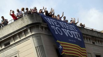 Španělská policie vyhnala Katalánce ze škol. Chce jim zabránit ve vstupu do volebních místností