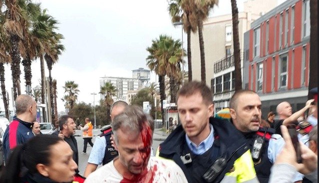 Policisté zasáhli proti stoupencům referenda o odtržení Katalánska od Španělska gumovými projektily. Z volebních místností odnášejí i urny