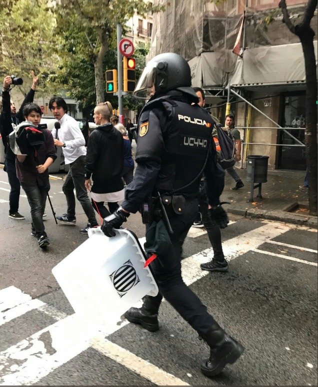 Policisté zasáhli proti stoupencům referenda o odtržení Katalánska od Španělska gumovými projektily. Z volebních místností odnášejí i urny.