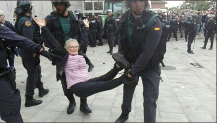 Policisté zasáhli proti stoupencům referenda o odtržení Katalánska od Španělska gumovými projektily. Z volebních místností odnášejí i urny.