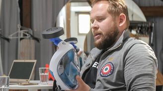 Zdravotníkům dodali přes 20 tisíc filtrů ze šnorchlovaček. S výrobou masek pokračujeme, říká David Miklas