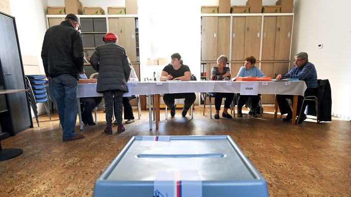 Referenda mohou být vyhlašována účelově k posílení popularity politiků, obejití Parlamentu nebo jako nástroj politického tlaku. Neznamenají víc vlády lidu, ale spíše víc společenské polarizace a méně politické stability. Referenda mohou být vyhlašována účelově k posílení popularity politiků, obejití Parlamentu nebo jako nástroj politického tlaku. Neznamenají víc vlády lidu, ale spíše víc společenské polarizace a méně politické stability.