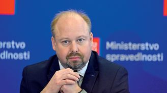 Tejc překonává Benešovou. Macinka, Turek a okamurovci mu svými provokacemi poskytují skvělé krytí Tejc překonává Benešovou. Macinka, Turek a okamurovci mu svými provokacemi poskytují skvělé krytí