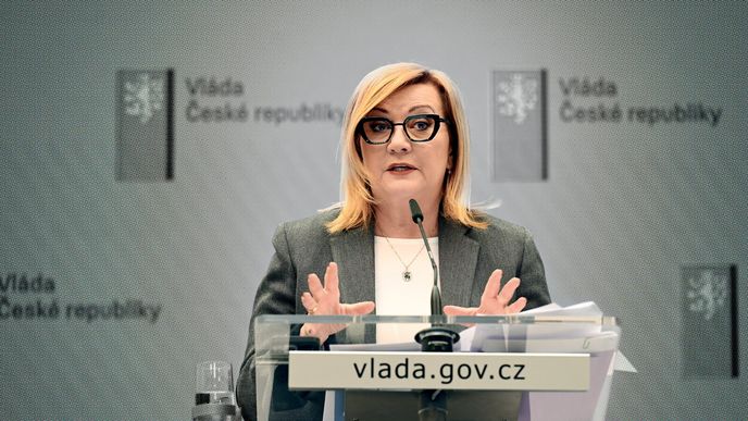 Co Alena Schillerová „našim lidem“ při chystaném zadlužování neříká? Úroky v bankách sice stoupnou, ale nikoli o tolik, aby to zabránilo znehodnocování úspor, které tam drží především důchodci. Mladším generacím pak zdraží hypotéky. Firmám se prodraží investice. Co Alena Schillerová „našim lidem“ při chystaném zadlužování neříká? Úroky v bankách sice stoupnou, ale nikoli o tolik, aby to zabránilo znehodnocování úspor, které tam drží především důchodci. Mladším generacím pak zdraží hypotéky. Firmám se prodraží investice.