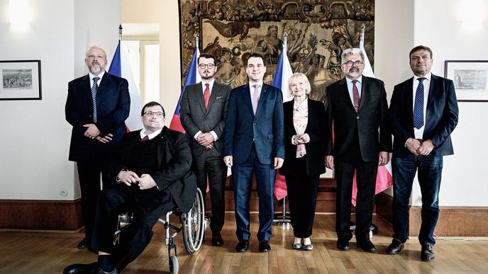 Pavel Šik, ekonom; Jindřich Forejt, exředitel odboru protokolu prezidentské kanceláře; Filip Šebesta, poradce; Petr Macinka, ministr; Eva Filipi, diplomatka; Jiří Weigl, ředitel IVK; Pavel Janeček, bývalý ředitel Pražské plynárenské Pavel Šik, ekonom; Jindřich Forejt, exředitel odboru protokolu prezidentské kanceláře; Filip Šebesta, poradce; Petr Macinka, ministr; Eva Filipi, diplomatka; Jiří Weigl, ředitel IVK; Pavel Janeček, bývalý ředitel Pražské plynárenské