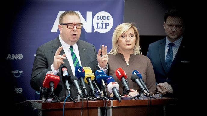 Ministryně Schillerová chce destrukci penzijní reformy odložit na příští rok, zatímco ministr Juchelka spěchá. Zanechme však naděje, že i tato vláda pochopí, jak je likvidace Fialovy penzijní reformy nebezpečná. Ministryně Schillerová chce destrukci penzijní reformy odložit na příští rok, zatímco ministr Juchelka spěchá. Zanechme však naděje, že i tato vláda pochopí, jak je likvidace Fialovy penzijní reformy nebezpečná.