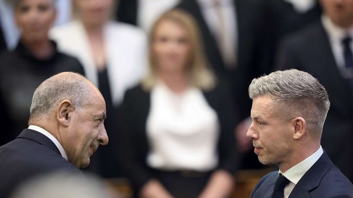 Premiér Péter Magyar už avizoval, že ústavní právníci pracují na úpravě ústavy, která umožní prezidenta Tamáse Sulyoka odvolat. Protože mlčel ve chvílích, kdy se měl postavit Orbánově vládě. Sulyok odstoupit odmítá. Premiér Péter Magyar už avizoval, že ústavní právníci pracují na úpravě ústavy, která umožní prezidenta Tamáse Sulyoka odvolat. Protože mlčel ve chvílích, kdy se měl postavit Orbánově vládě. Sulyok odstoupit odmítá.