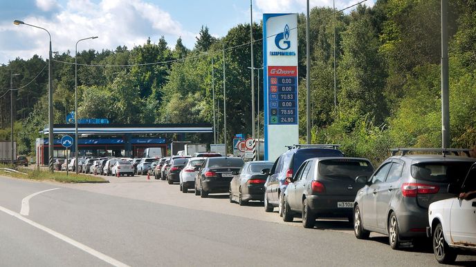 Auta stojící ve frontě u čerpací stanice Gazprom Neft v Moskvě v srpnu 2026 Auta stojící ve frontě u čerpací stanice Gazprom Neft v Moskvě v srpnu 2026