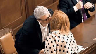 Paušál a zpožděná data: Nové EET otevírá zadní vrátka, kterými utečou miliardy Paušál a zpožděná data: Nové EET otevírá zadní vrátka, kterými utečou miliardy