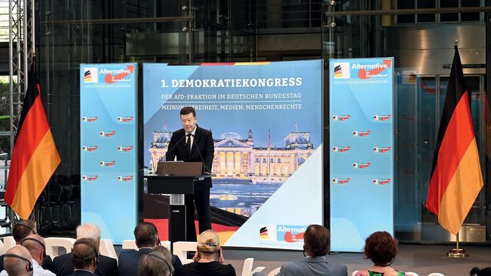 Když AfD pořádala v budově německého parlamentu svoji konferenci o demokracii, Okamura nakonec pozvánku obdržel i přes odpor některých struktur uvnitř AfD. Jeho SPD se totiž opakovaně stavěla na odpor konání sudetoněmeckého sjezdu v Brně, který naopak, zejména mladí politici AfD přijeli podpořit. Když AfD pořádala v budově německého parlamentu svoji konferenci o demokracii, Okamura nakonec pozvánku obdržel i přes odpor některých struktur uvnitř AfD. Jeho SPD se totiž opakovaně stavěla na odpor konání sudetoněmeckého sjezdu v Brně, který naopak, zejména mladí politici AfD přijeli podpořit.