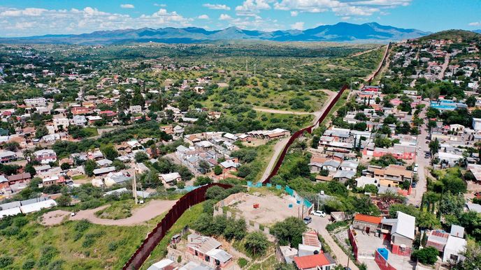 Nogales rozděluje plot mezi americkou Arizonou a mexickou Sonorou Nogales rozděluje plot mezi americkou Arizonou a mexickou Sonorou