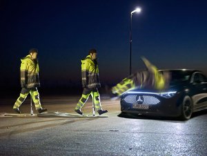 Reflexní oblečení má chodce chránit. Některé automobily kvůli němu ale nezabrzdí
