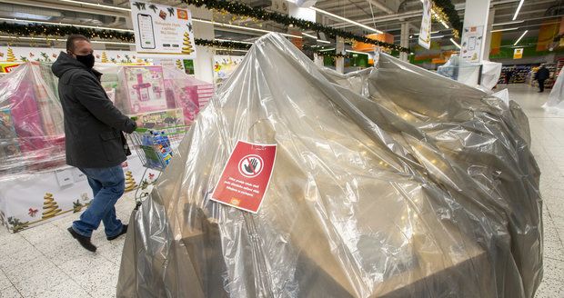 Supermarkety: Bizarní omezení prodeje respirátorů či svíček. A zakázané pastelky