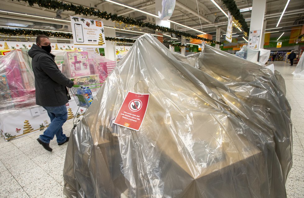 Omezení prodeje zboží v obchodech: Regály zakryté igelitem i páskou (27.12.2020)