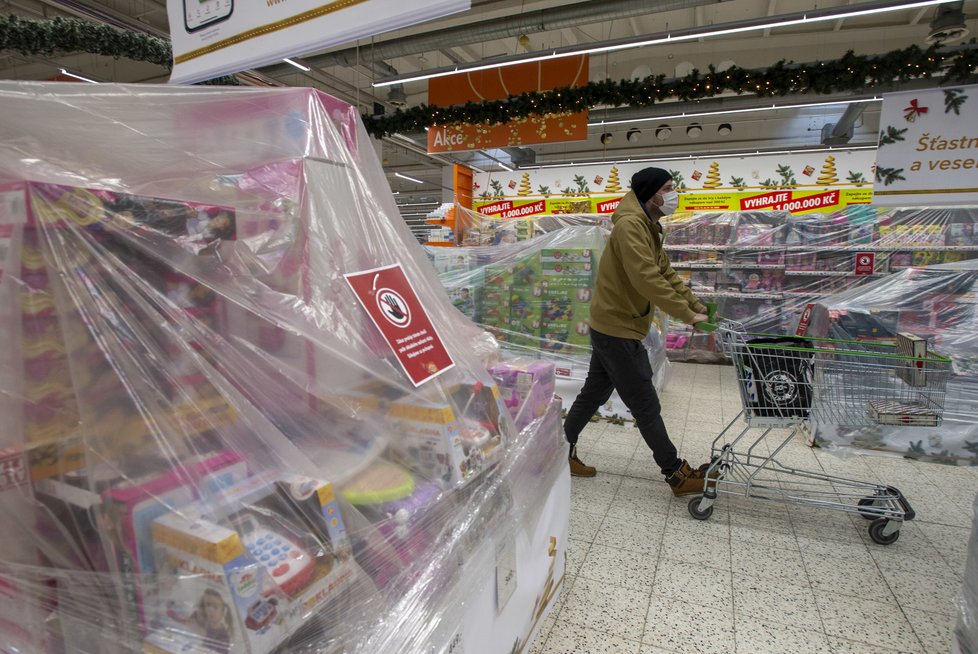 Omezení prodeje zboží v obchodech: Regály zakryté igelitem i páskou (27.12.2020)