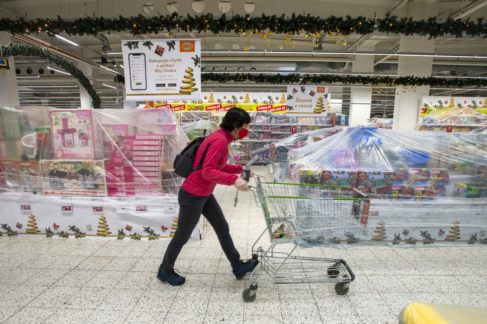 Omezení prodeje zboží v obchodech: Regály zakryté igelitem i páskou (27.12.2020)