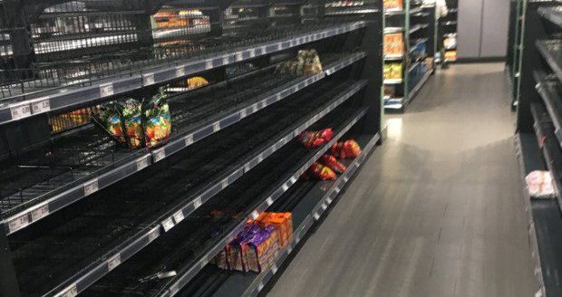 Tohle je rasismus: Supermarket sebral zákazníkům z regálů zahraniční zboží