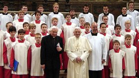 Bývalý sbormistr Georg Ratzinger s bratrem, papežem Benediktem XVI. a členy sboru