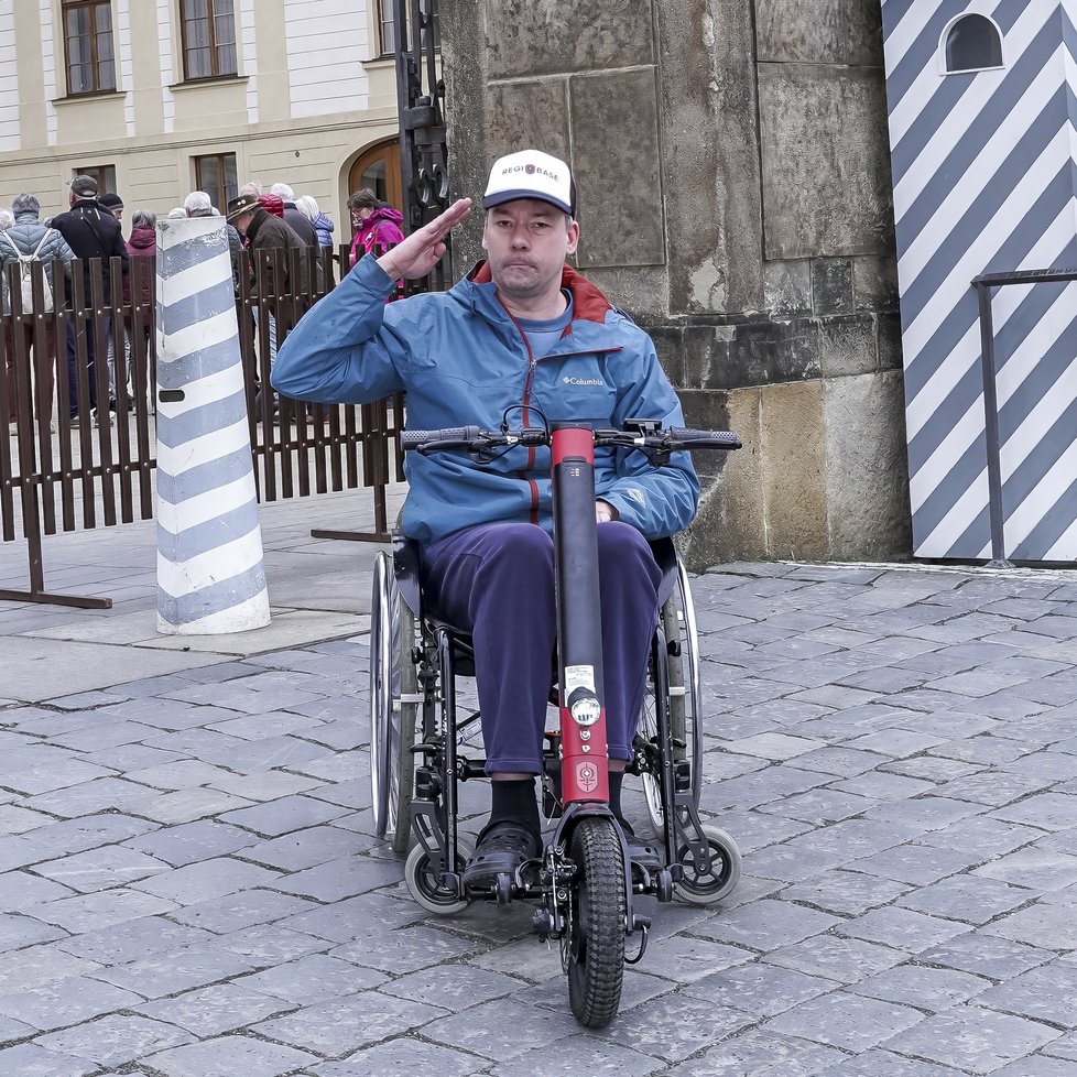 Zrádná nemoc Pavla upoutala na invalidní vozík. Ke své kariéře u Hradní stráže se však nadále hrdě hlásí dál.