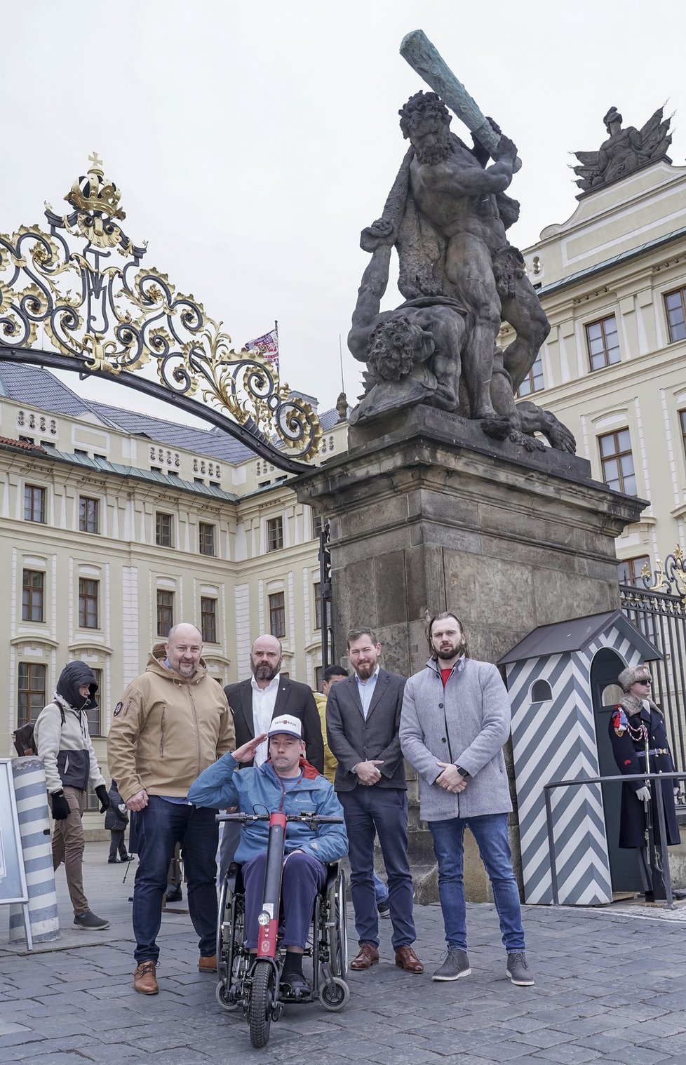 Pavel Michal byl hrdým příslušníkem Hradní stráže. Dokud jej zrádná Friedrichova ataxie neposadila na invalidní vozík. Ke své vojenské kariéře se ale doteď hrdě hlásí a s nemocí odvážně bojuje.