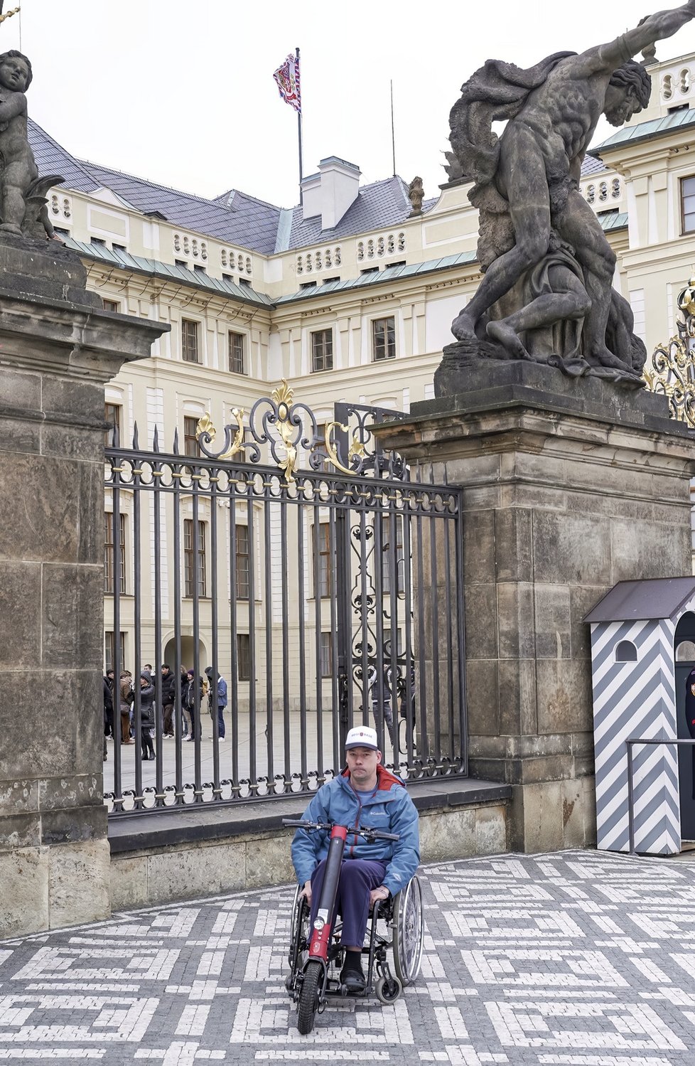 Pavel Michal byl hrdým příslušníkem Hradní stráže. Dokud jej zrádná Friedrichova ataxie neposadila na invalidní vozík. Ke své vojenské kariéře se ale doteď hrdě hlásí a s nemocí odvážně bojuje.