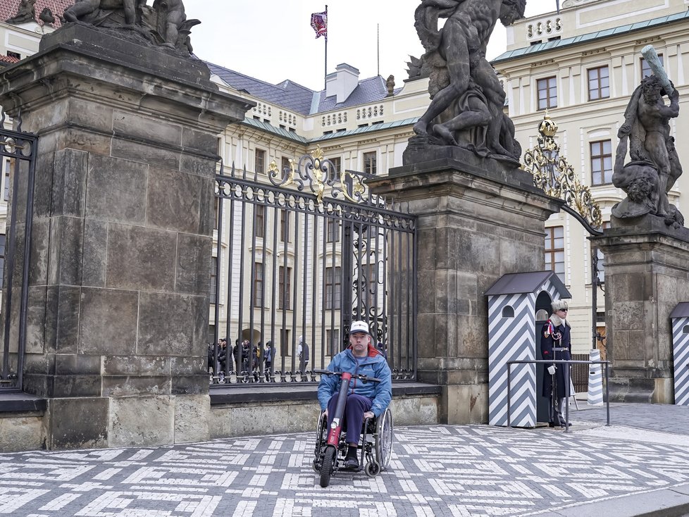 Pavel Michal byl hrdým příslušníkem Hradní stráže. Dokud jej zrádná Friedrichova ataxie neposadila na invalidní vozík. Ke své vojenské kariéře se ale doteď hrdě hlásí a s nemocí odvážně bojuje.