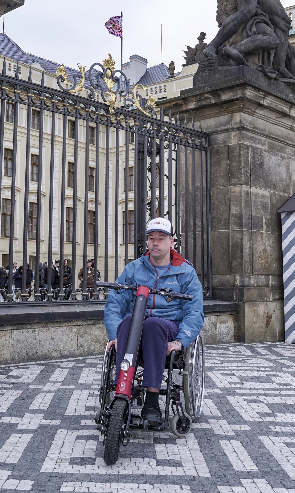 Pavel Michal byl hrdým příslušníkem Hradní stráže. Dokud jej zrádná Friedrichova ataxie neposadila na invalidní vozík. Ke své vojenské kariéře se ale doteď hrdě hlásí a s nemocí odvážně bojuje.