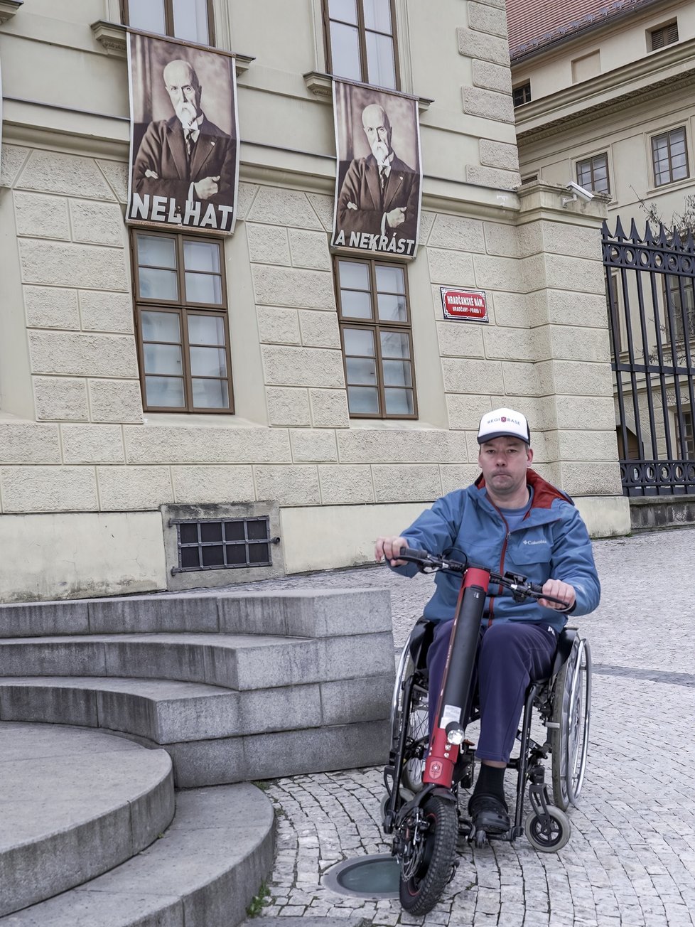 Pavel Michal byl hrdým příslušníkem Hradní stráže. Dokud jej zrádná Friedrichova ataxie neposadila na invalidní vozík. Ke své vojenské kariéře se ale doteď hrdě hlásí a s nemocí odvážně bojuje.