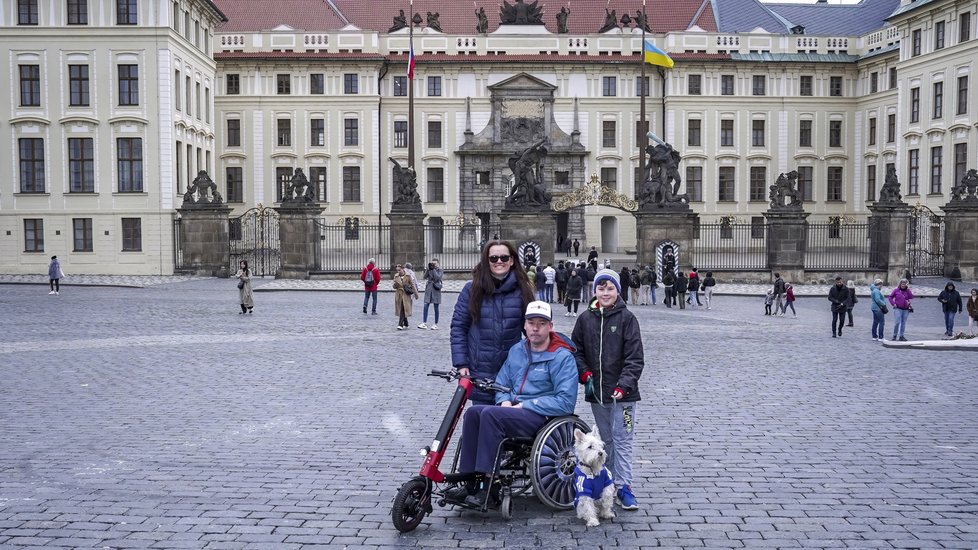 Pavel Michal byl hrdým příslušníkem Hradní stráže. Dokud jej zrádná Friedrichova ataxie neposadila na invalidní vozík. Ke své vojenské kariéře se ale doteď hrdě hlásí a s nemocí odvážně bojuje.